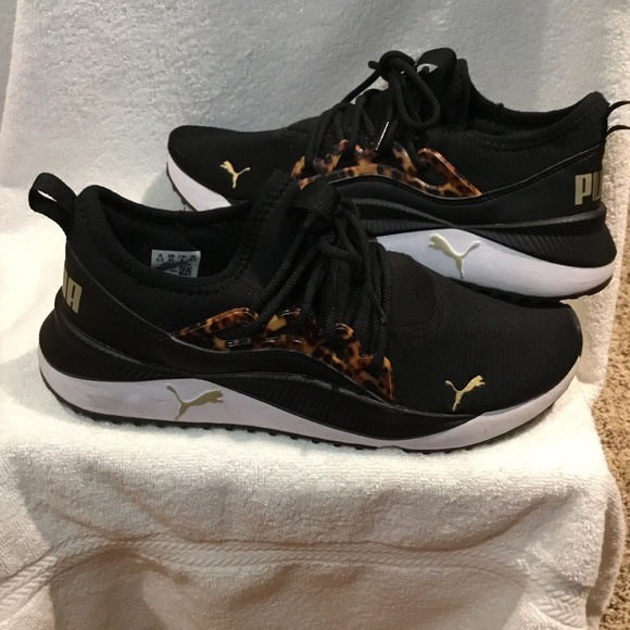 PUMA WOMENS BLACK ATHLETIC TENNIS SIZE 9 - Picture 1 of 10